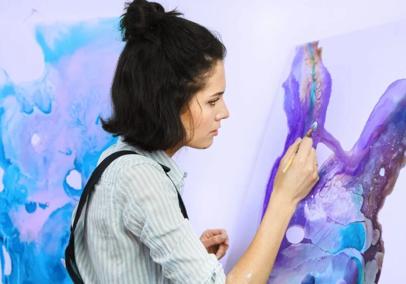 woman in art therapy session helps her express her emotions without talking