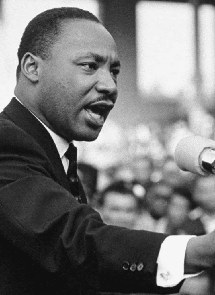 martin luther king jr giving speech justice