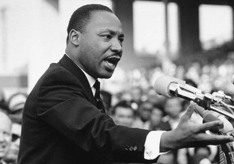 martin luther king jr giving speech justice